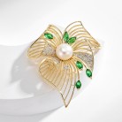 A Pearl Brooch With A Leaf That Knows Autumn