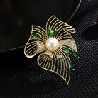 A Pearl Brooch With A Leaf That Knows Autumn